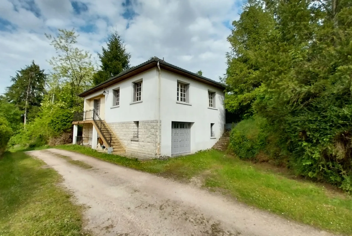 Maison de village avec 3 chambres et grand terrain dans le Périgord Vert 