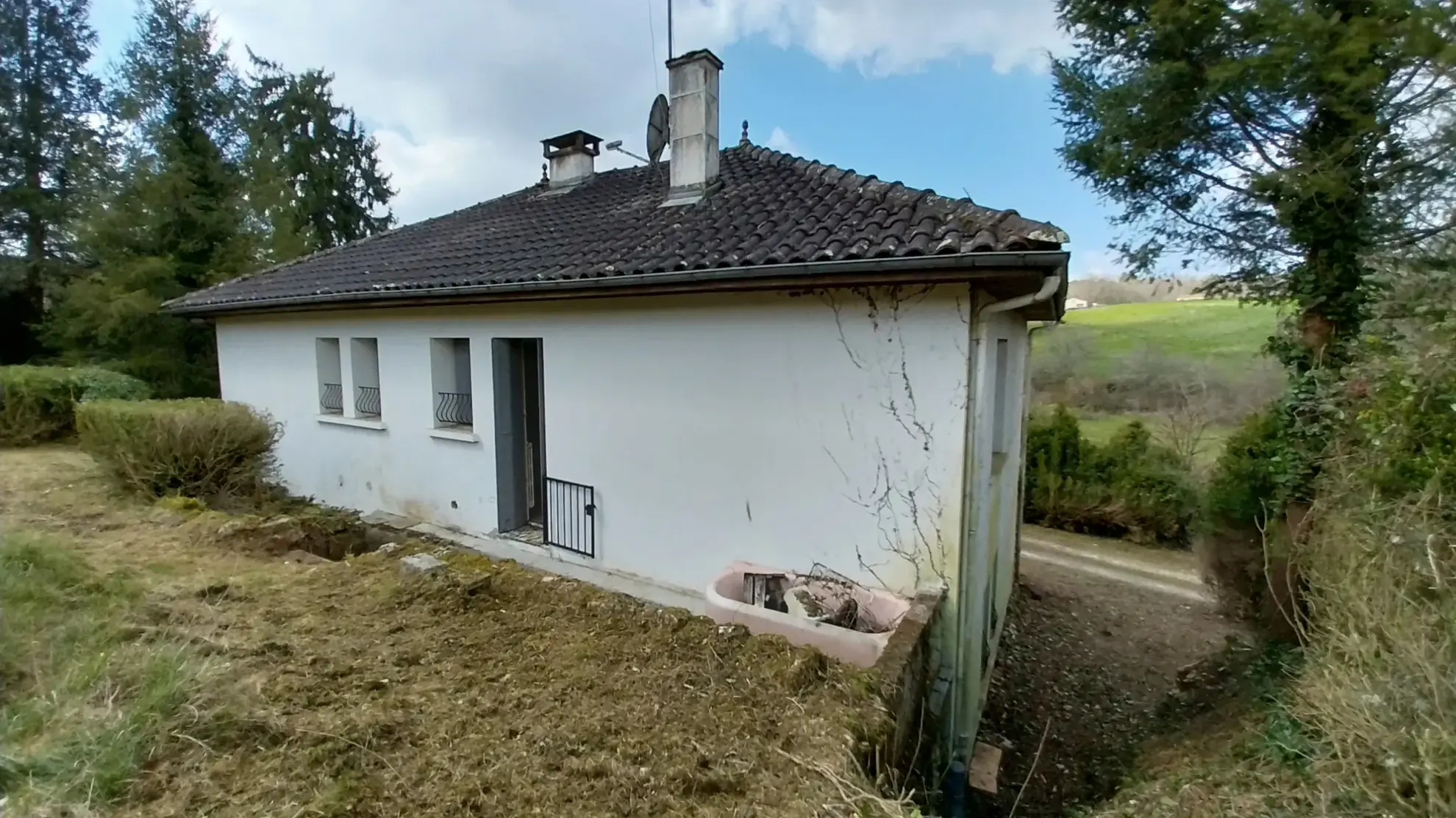 Maison de village avec 3 chambres et grand terrain dans le Périgord Vert 