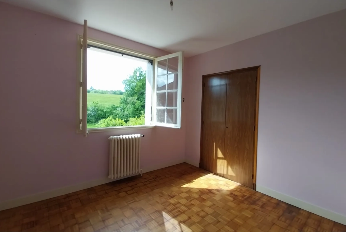 Maison de village avec 3 chambres et grand terrain dans le Périgord Vert 