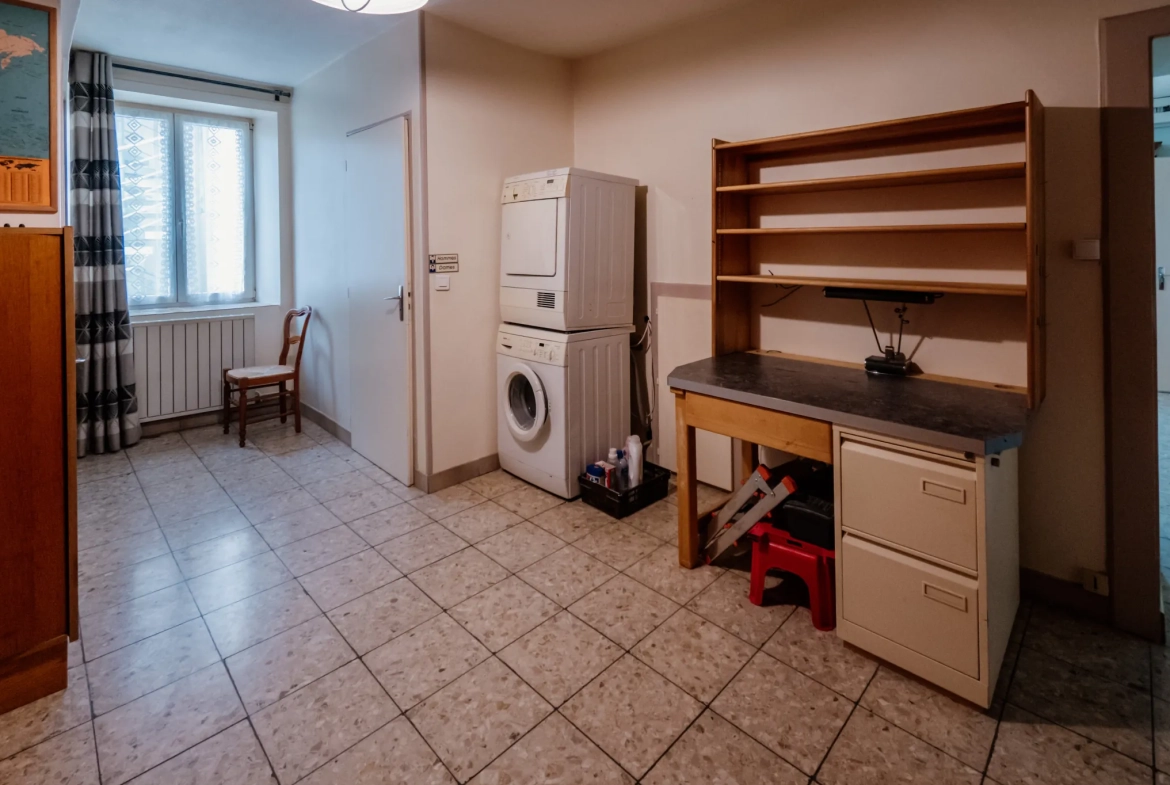 Maison de 200 m² avec 5 chambres à Villers-sous-Chalamont - Opportunité d'investissement 
