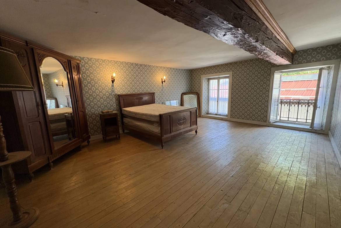 Maison de 200 m² avec 5 chambres à Villers-sous-Chalamont - Opportunité d'investissement 