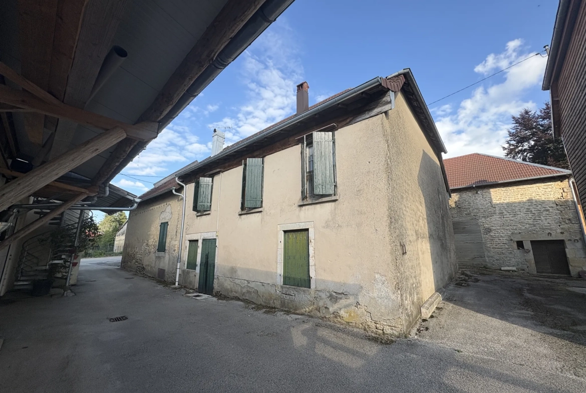Maison de 200 m² avec 5 chambres à Villers-sous-Chalamont - Opportunité d'investissement 