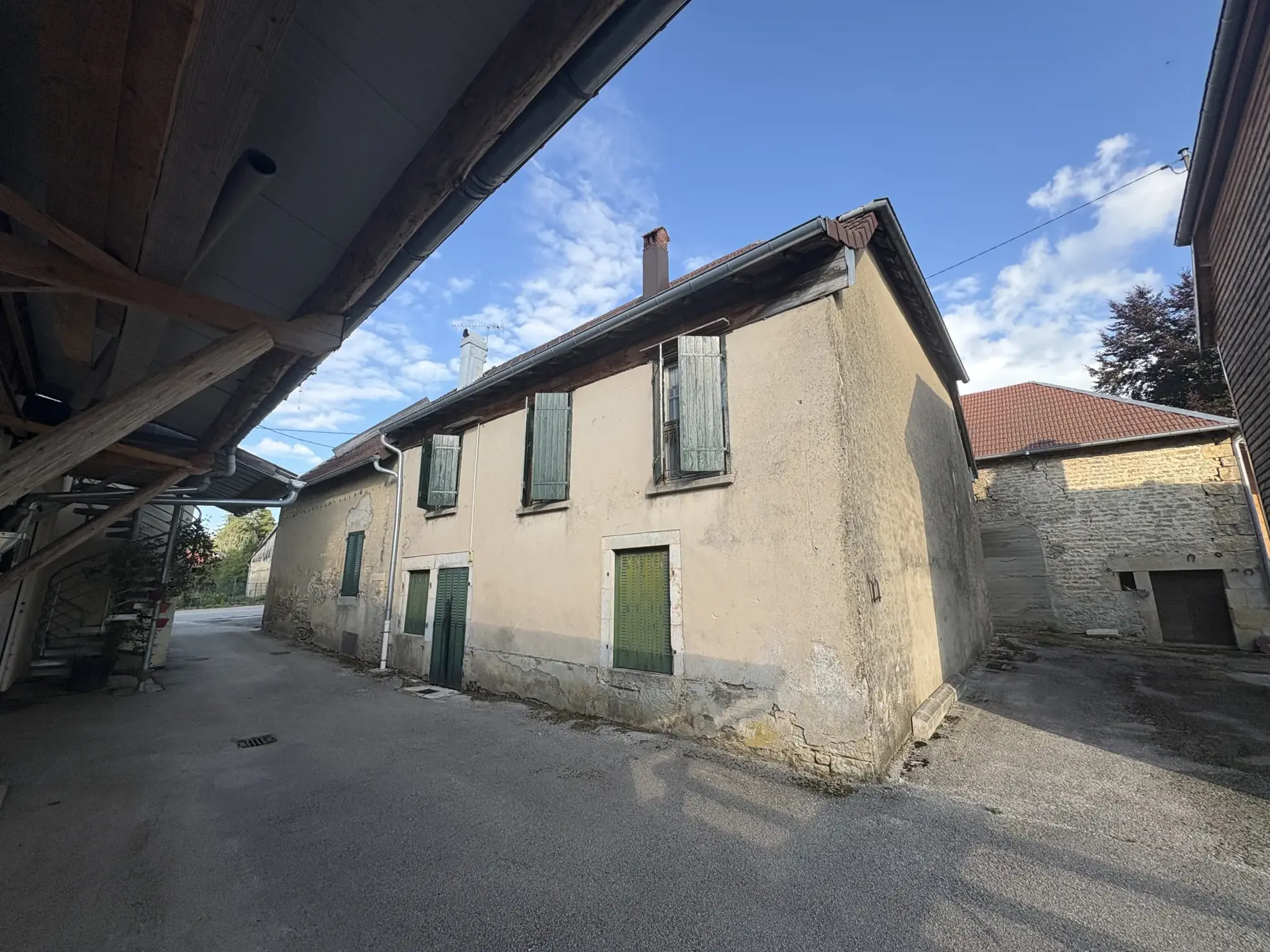 Maison de 200 m² avec 5 chambres à Villers-sous-Chalamont - Opportunité d'investissement 