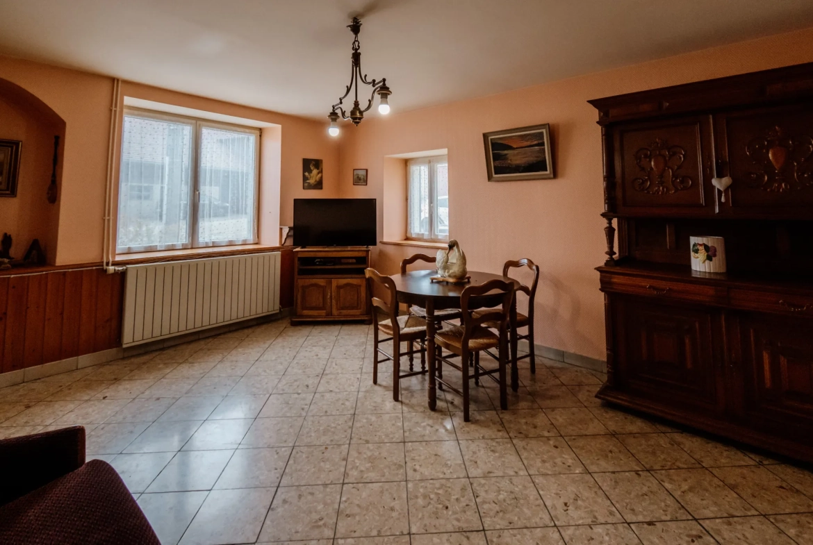Maison de 200 m² avec 5 chambres à Villers-sous-Chalamont - Opportunité d'investissement 
