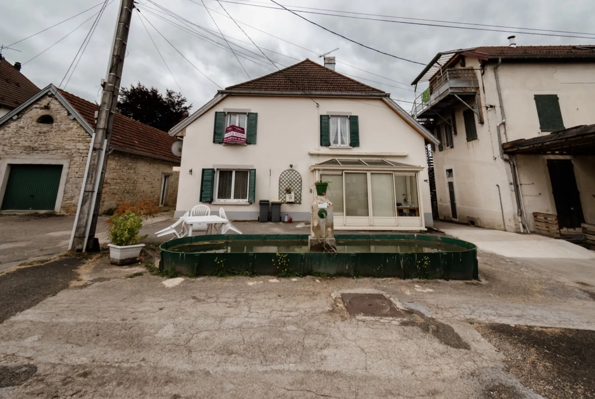 Maison de 200 m² avec 5 chambres à Villers-sous-Chalamont - Opportunité d'investissement 