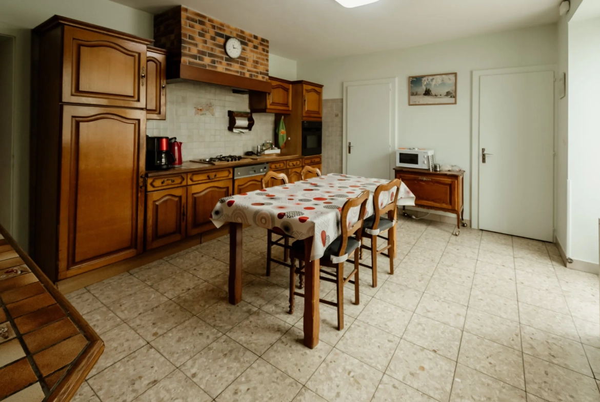 Maison de 200 m² avec 5 chambres à Villers-sous-Chalamont - Opportunité d'investissement 