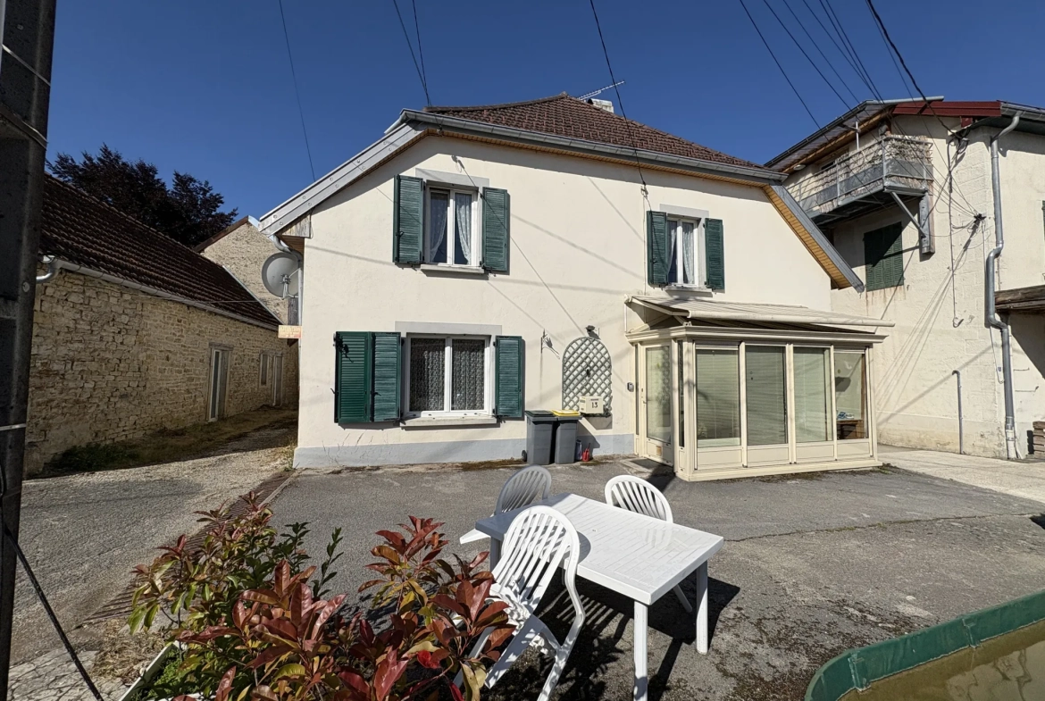 Maison de 200 m² avec 5 chambres à Villers-sous-Chalamont - Opportunité d'investissement 