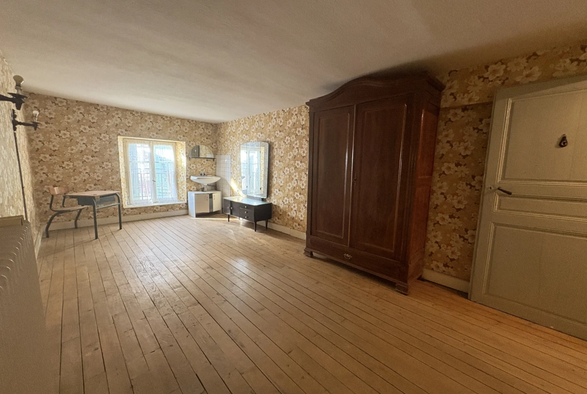 Maison de 200 m² avec 5 chambres à Villers-sous-Chalamont - Opportunité d'investissement 