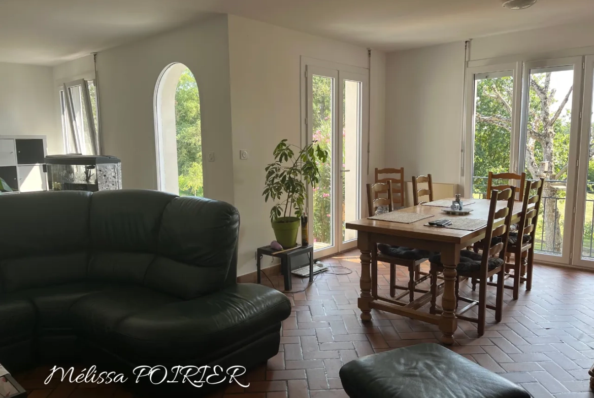 Maison de plain-pied avec 3 chambres et jardin arboré à Mortagne-sur-Sèvre 
