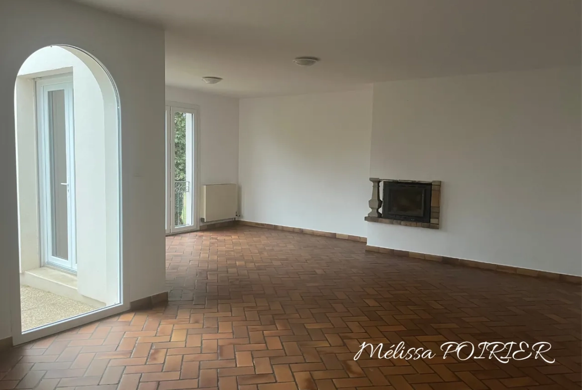 Maison de plain-pied avec 3 chambres et jardin arboré à Mortagne-sur-Sèvre 