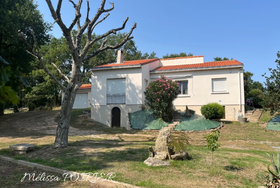 Maison de plain-pied avec 3 chambres et jardin arboré à Mortagne-sur-Sèvre 
