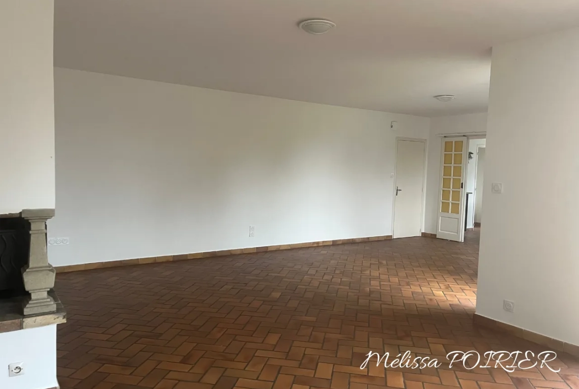 Maison de plain-pied avec 3 chambres et jardin arboré à Mortagne-sur-Sèvre 