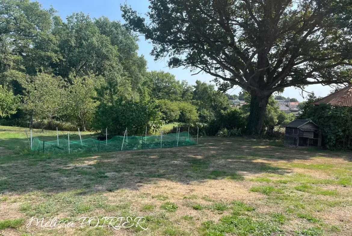 Maison de plain-pied avec 3 chambres et jardin arboré à Mortagne-sur-Sèvre 