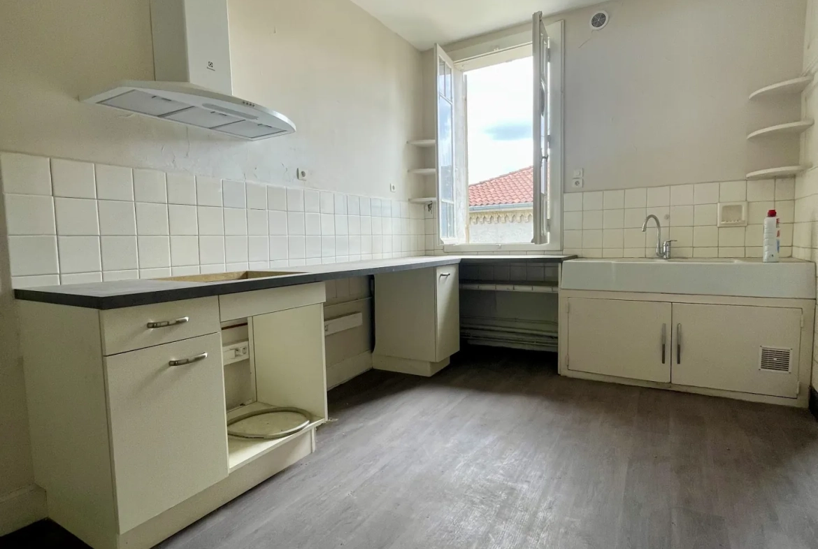 Immeuble en centre-ville de Vic-en-Bigorre de 480 m² avec jardin et parking 