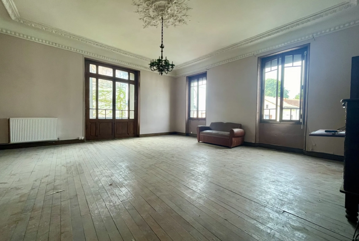 Immeuble en centre-ville de Vic-en-Bigorre de 480 m² avec jardin et parking 