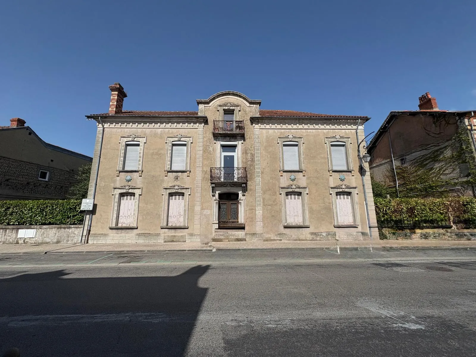 Immeuble en centre-ville de Vic-en-Bigorre de 480 m² avec jardin et parking 