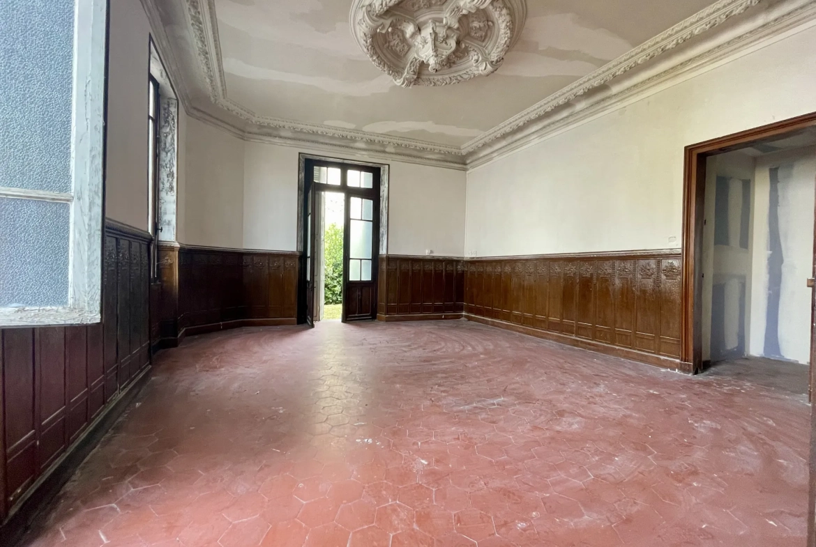 Immeuble en centre-ville de Vic-en-Bigorre de 480 m² avec jardin et parking 