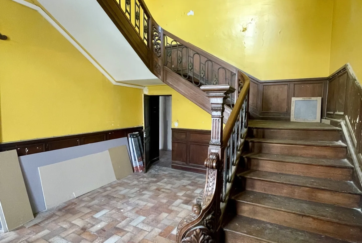 Immeuble en centre-ville de Vic-en-Bigorre de 480 m² avec jardin et parking 