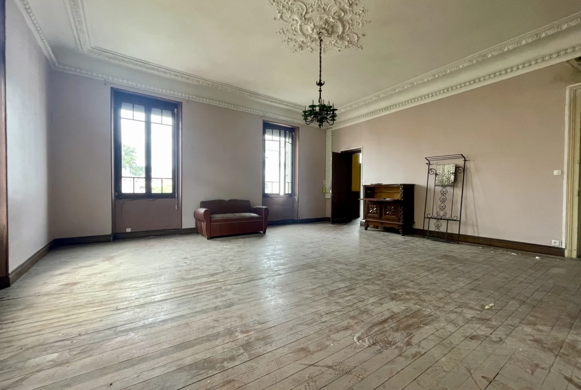 Immeuble en centre-ville de Vic-en-Bigorre de 480 m² avec jardin et parking 