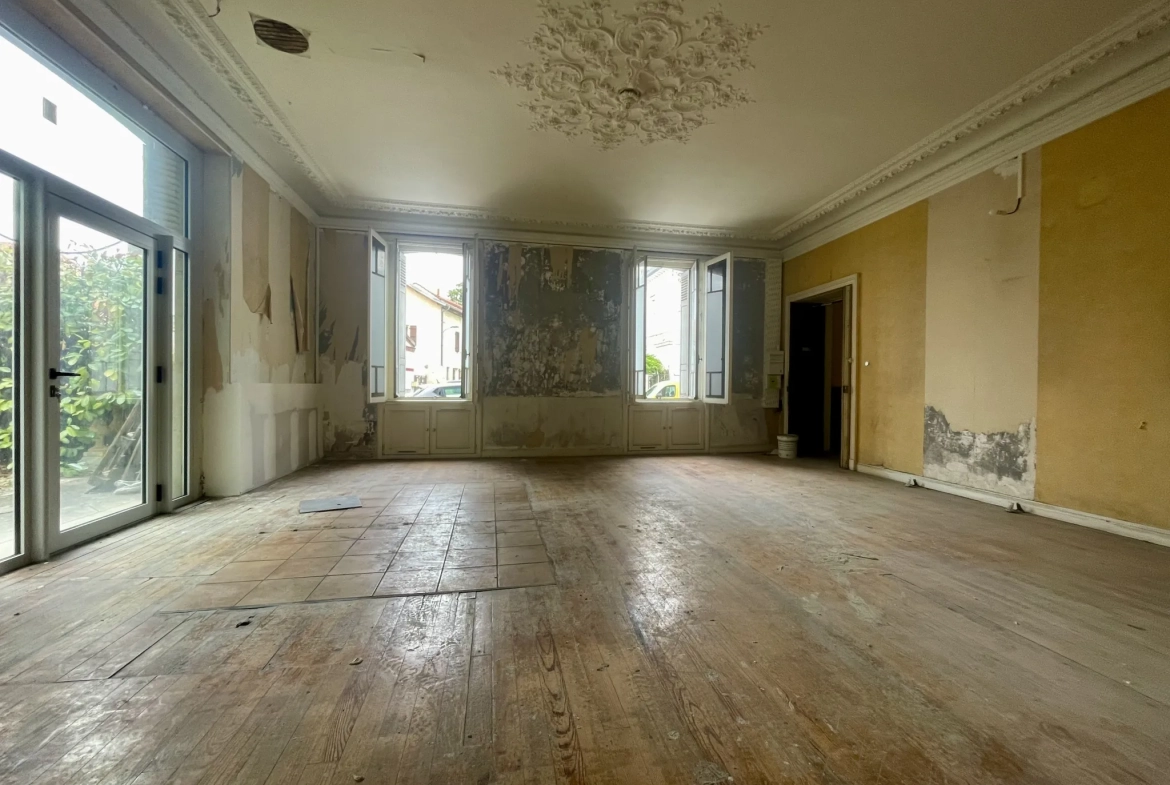 Immeuble en centre-ville de Vic-en-Bigorre de 480 m² avec jardin et parking 