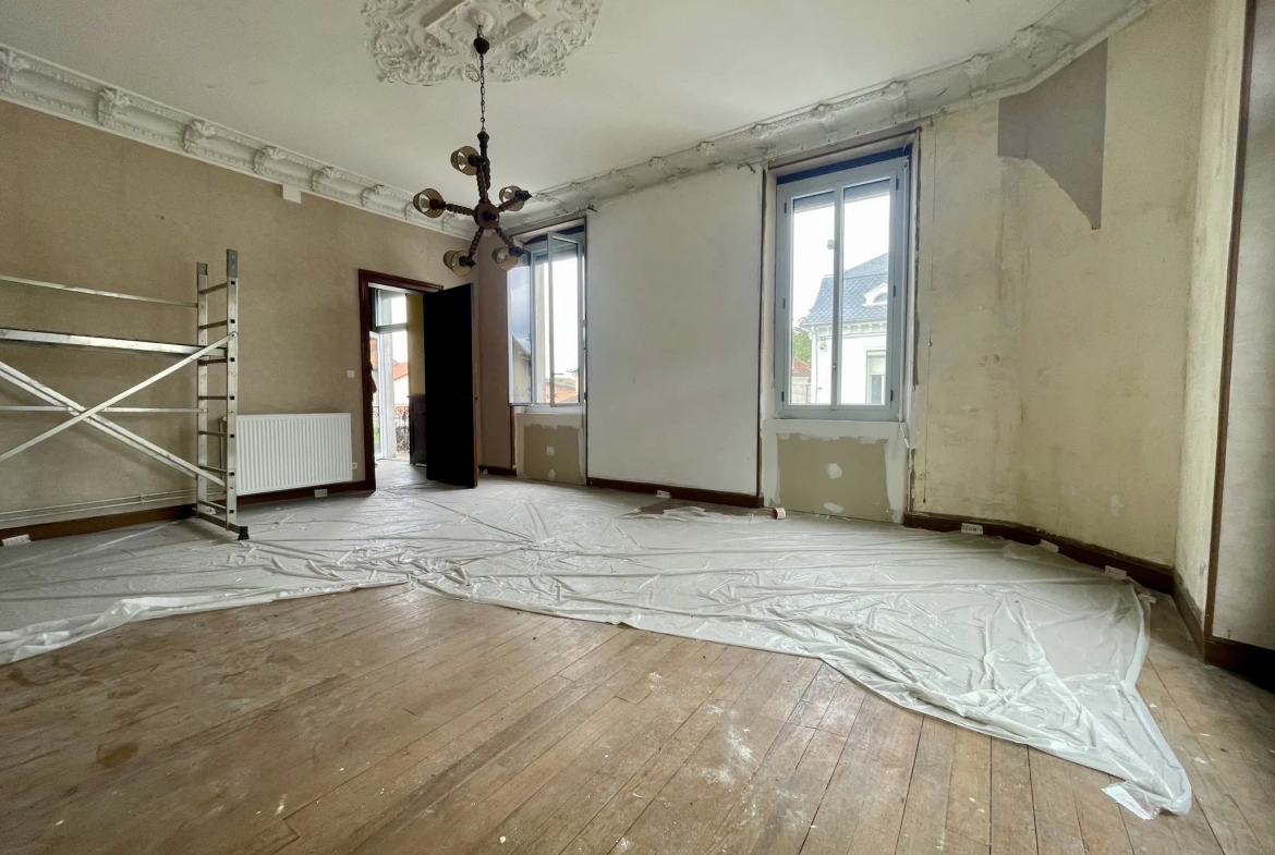 Immeuble en centre-ville de Vic-en-Bigorre de 480 m² avec jardin et parking 
