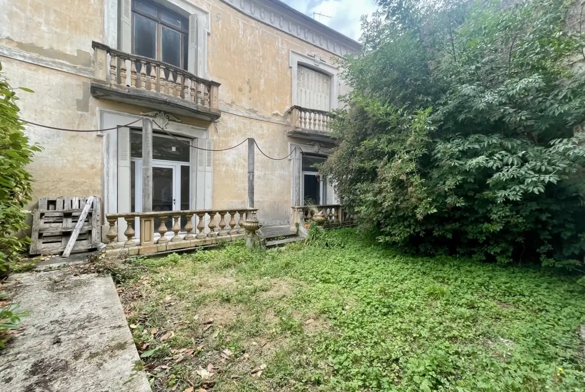 Immeuble en centre-ville de Vic-en-Bigorre de 480 m² avec jardin et parking 