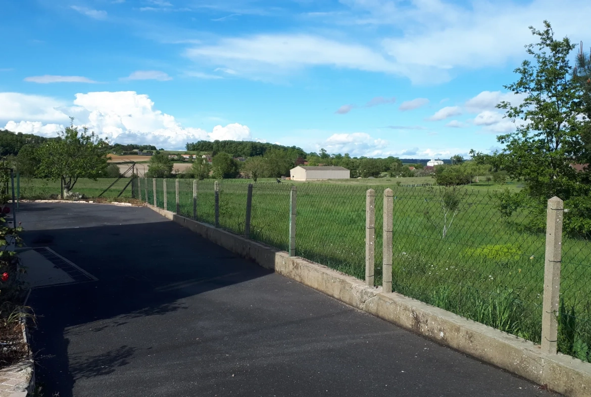 Charmante maison de 90m² avec terrain constructible à Coussay-les-Bois - Isolation et confort optimisés 