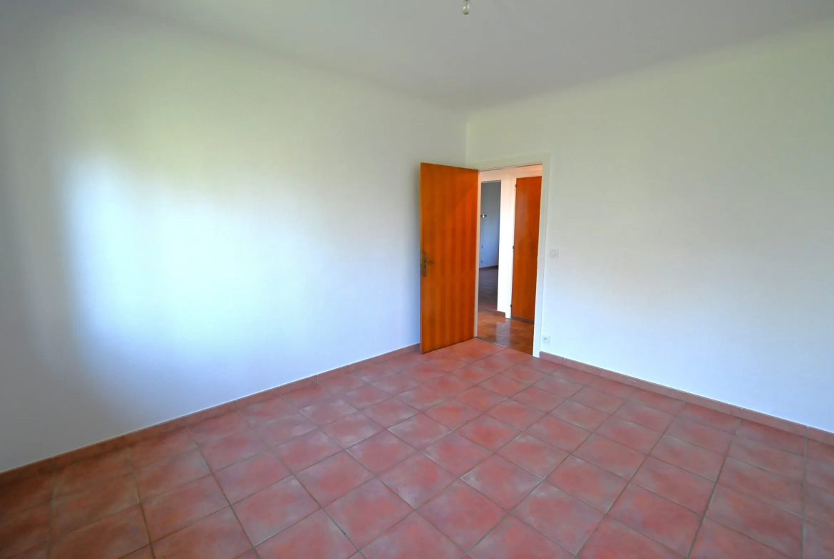 Maison familiale spacieuse à Grépiac avec terrain de 2000m² et potentiel d'aménagement 