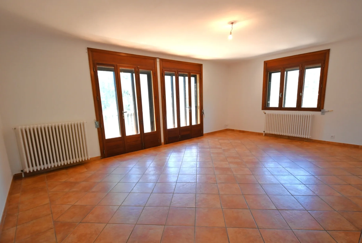 Maison familiale spacieuse à Grépiac avec terrain de 2000m² et potentiel d'aménagement 