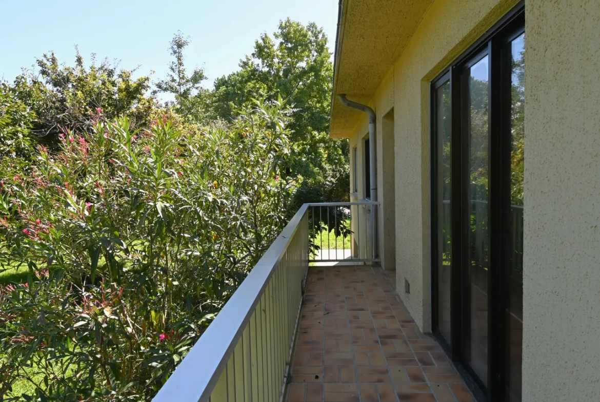 Maison familiale spacieuse à Grépiac avec terrain de 2000m² et potentiel d'aménagement 