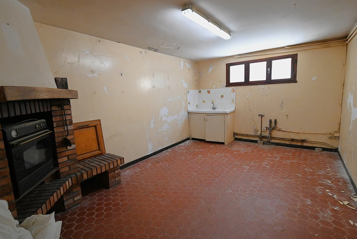 Maison familiale spacieuse à Grépiac avec terrain de 2000m² et potentiel d'aménagement 