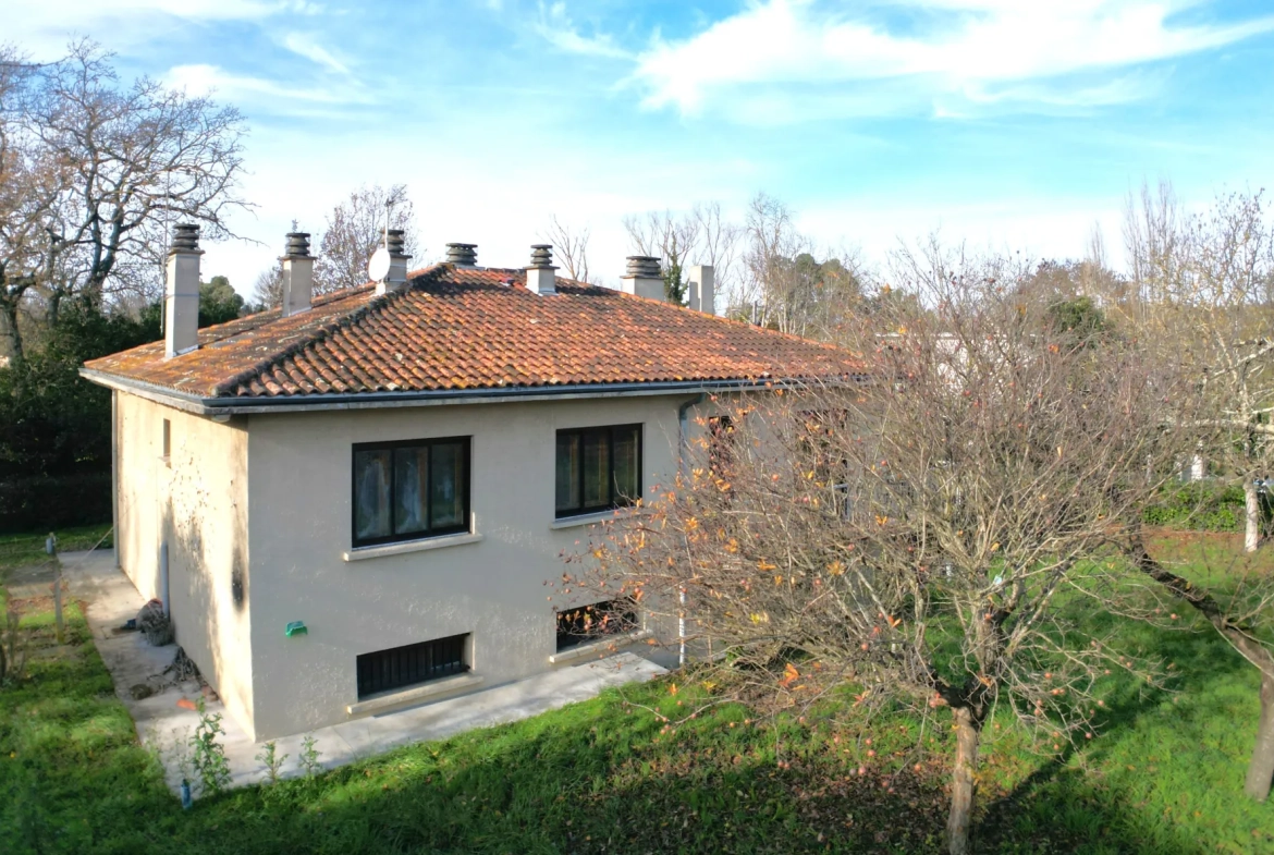 Maison familiale spacieuse à Grépiac avec terrain de 2000m² et potentiel d'aménagement 