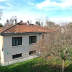 Maison familiale spacieuse à Grépiac avec terrain de 2000m² et potentiel d'aménagement