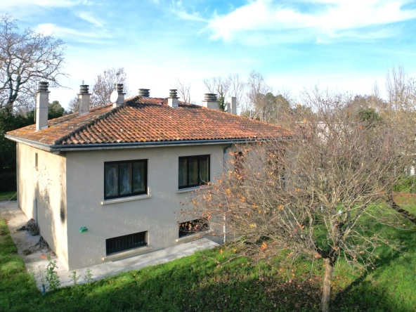 Maison familiale spacieuse à Grépiac avec terrain de 2000m² et potentiel d'aménagement
