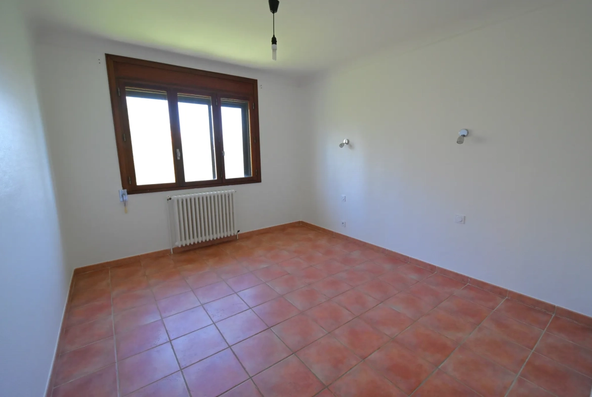 Maison familiale spacieuse à Grépiac avec terrain de 2000m² et potentiel d'aménagement 