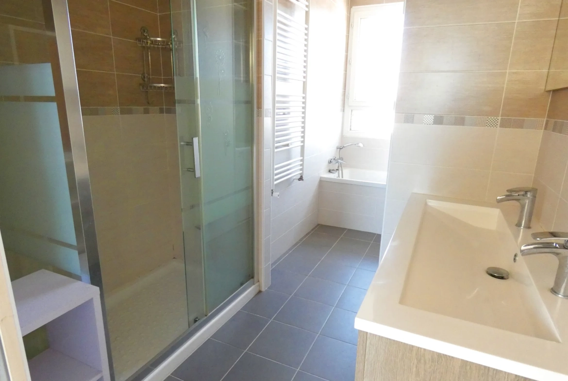 Appartement 4 pièces lumineux avec vue dégagée et garage à Aurillac 