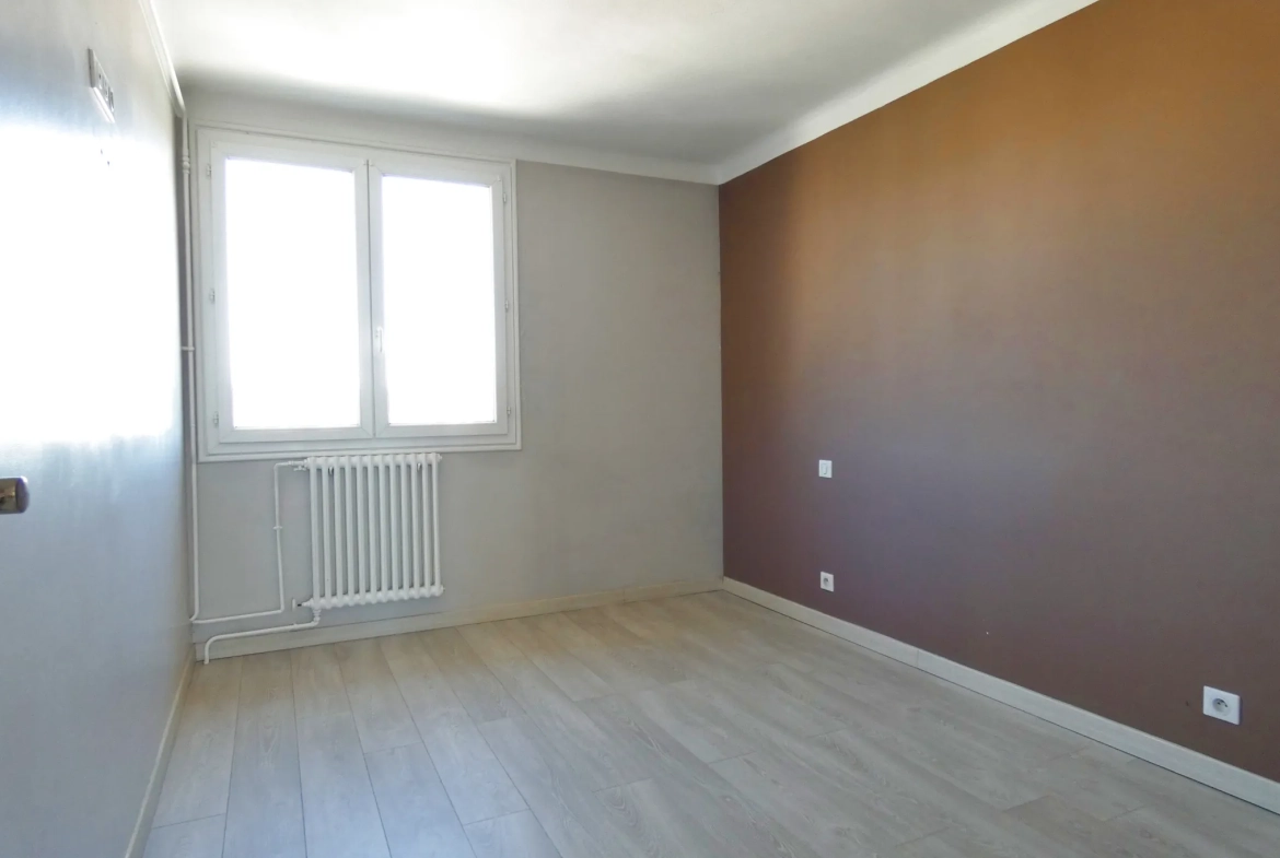Appartement 4 pièces lumineux avec vue dégagée et garage à Aurillac 