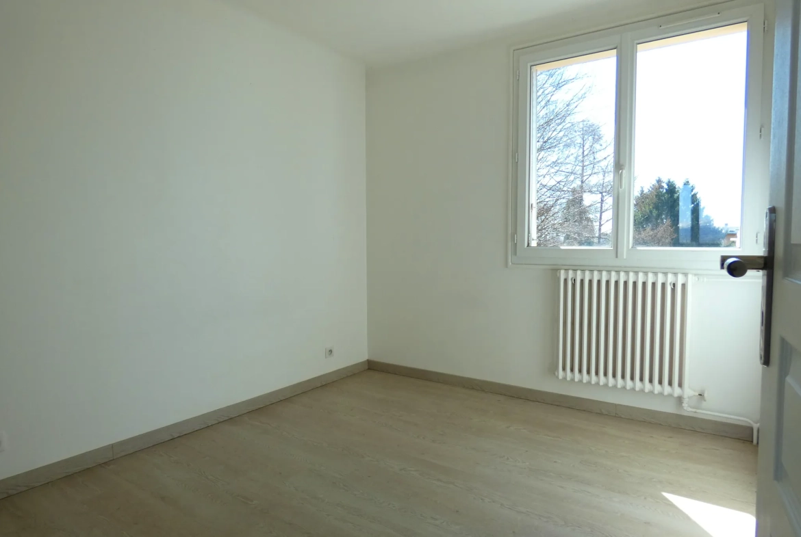 Appartement 4 pièces lumineux avec vue dégagée et garage à Aurillac 