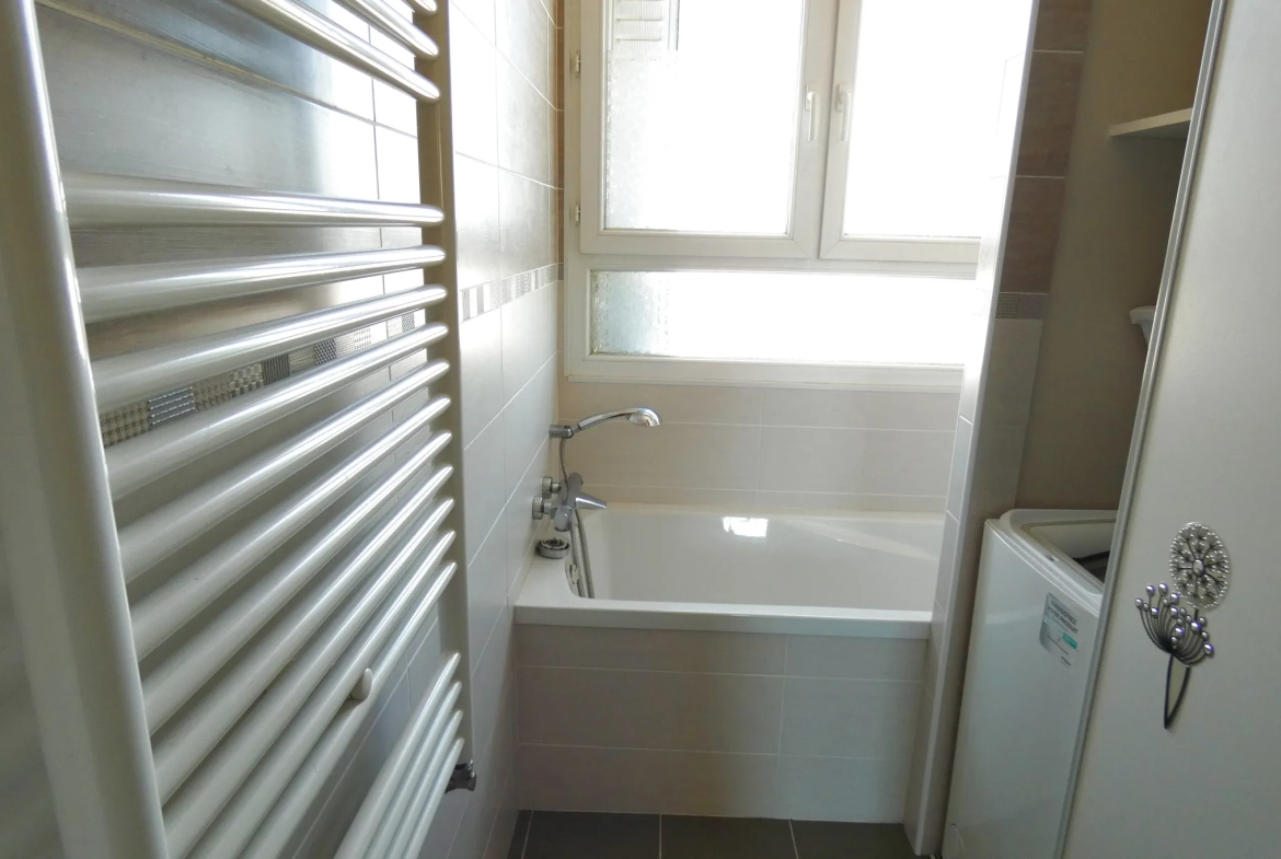 Appartement 4 pièces lumineux avec vue dégagée et garage à Aurillac 