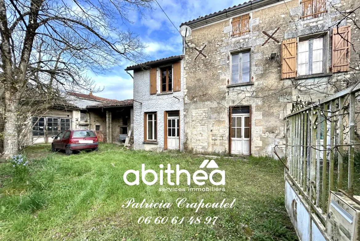 Grande maison à rénover à Coulonges, proche Angoulême - 6 chambres et dépendances 