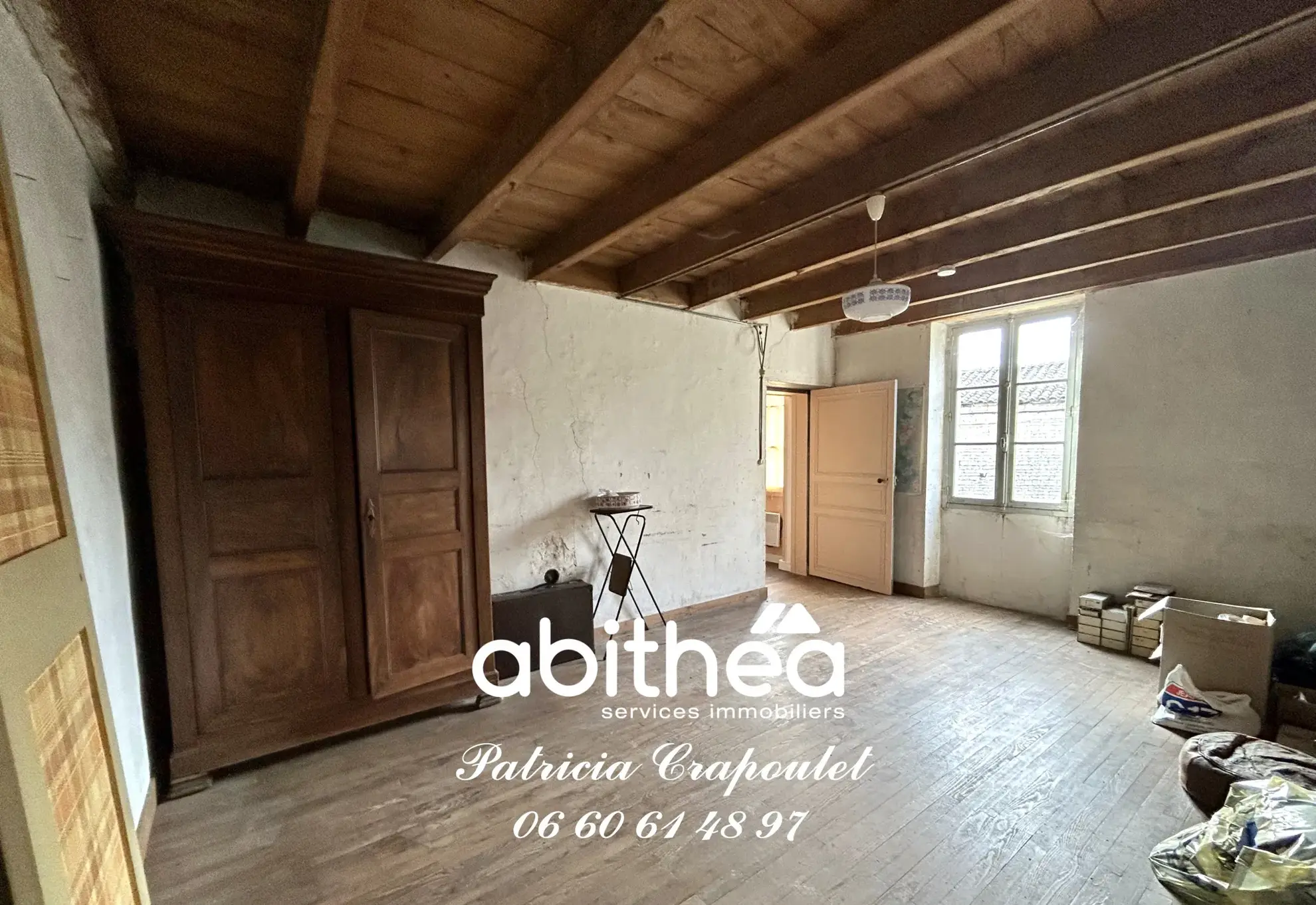 Grande maison à rénover à Coulonges, proche Angoulême - 6 chambres et dépendances 