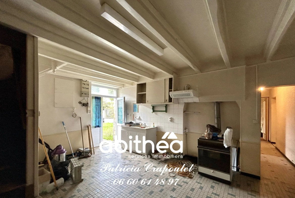 Grande maison à rénover à Coulonges, proche Angoulême - 6 chambres et dépendances 