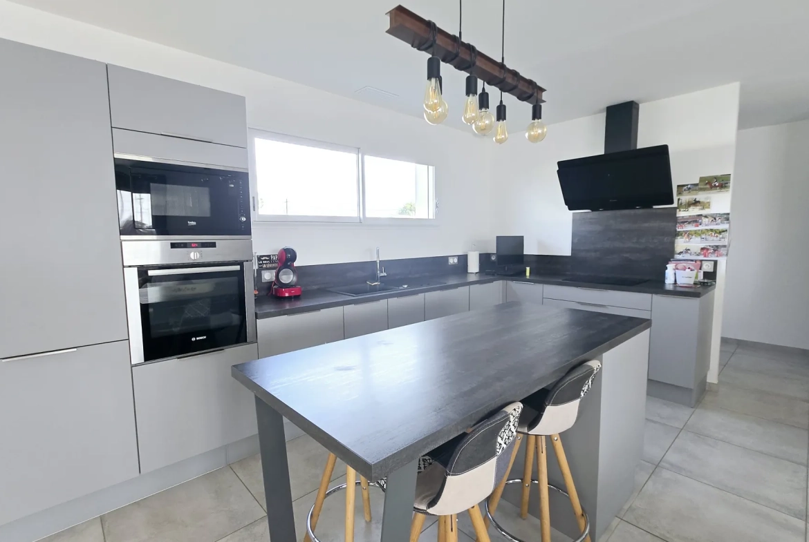 Maison moderne de 2020 avec terrain clos à Sainte-Magne-de-Castillon 
