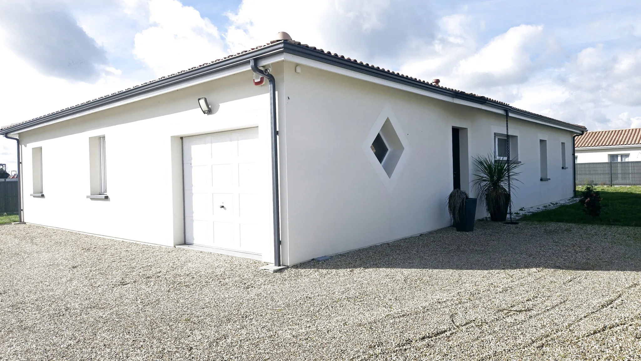 Maison moderne de 2020 avec terrain clos à Sainte-Magne-de-Castillon 