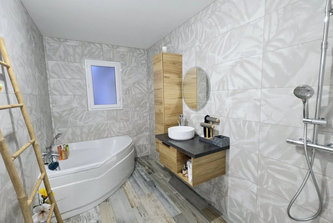 Maison moderne de 2020 avec terrain clos à Sainte-Magne-de-Castillon 