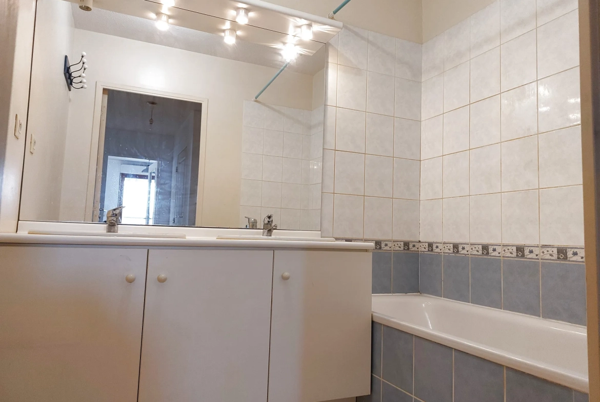 À vendre appartement de type 3 avec loggia et garage à Lunel 