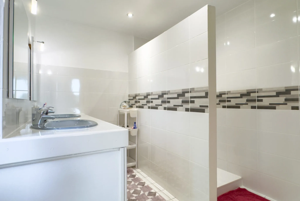 Maison rénovée avec piscine, 4 chambres, grand terrain à Privas secteur Ruissol 