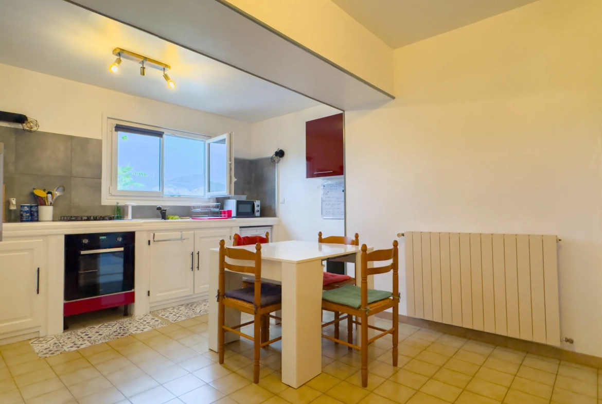 Maison rénovée avec piscine, 4 chambres, grand terrain à Privas secteur Ruissol 