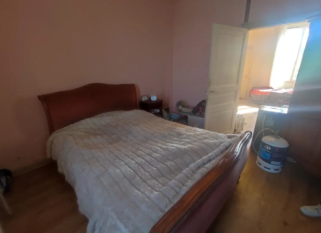 Maison de caractère avec dépendances à Saint-Féréol en vente 