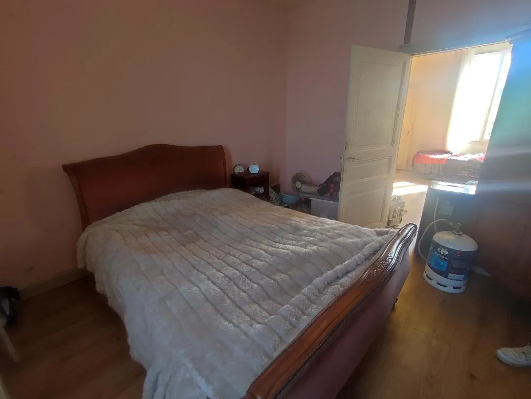 Maison de caractère avec dépendances à Saint-Féréol en vente 
